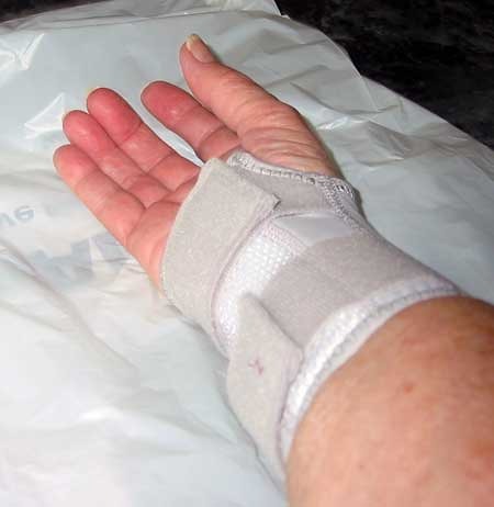 サポーターを付けた右手