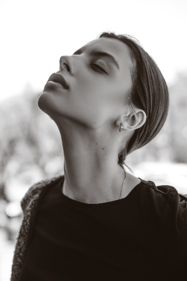 交通事故の後遺症で首を痛めている女性