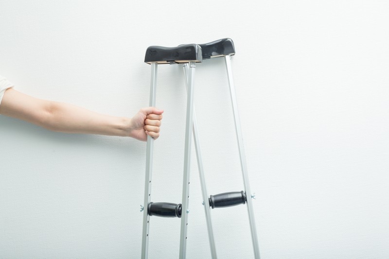 後遺障害で松葉づえが必要になる