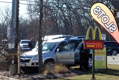 電柱に衝突した車