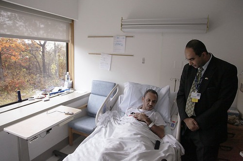 病室で見舞客に対応する入院患者