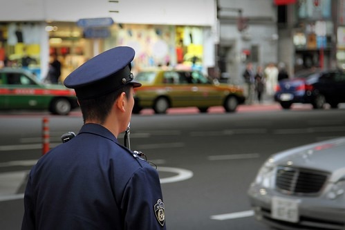 道路を見ている警察官