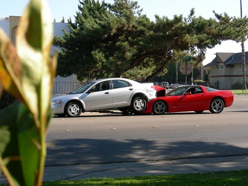 追突事故が起きた様子