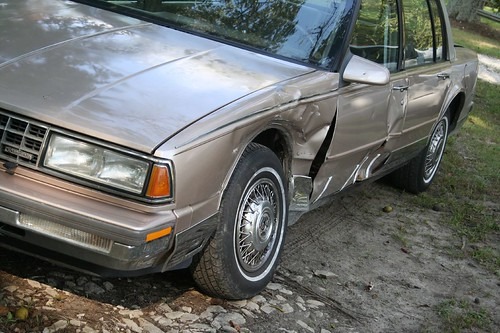 事故で破損した車