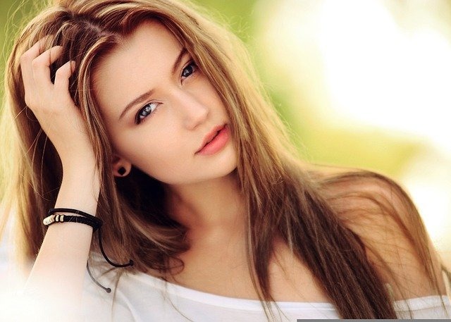 むちうちで首が痛い女性