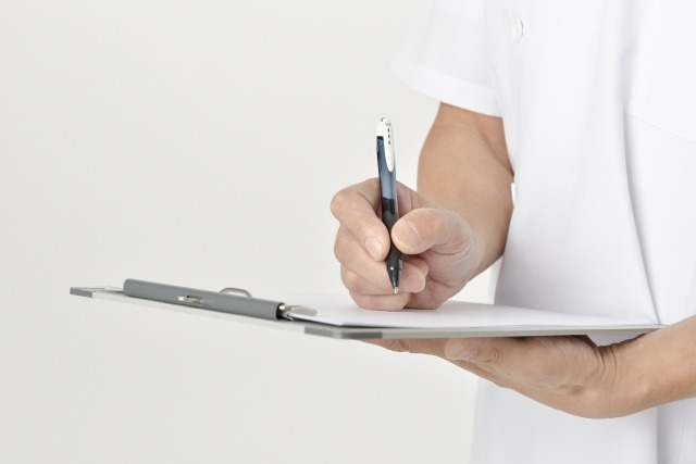 メモをする医者