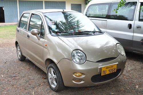 駐車場に止められた軽自動車