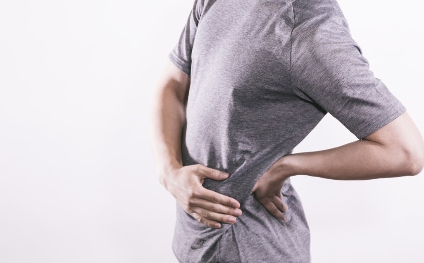 腰椎捻挫で痛がる男性