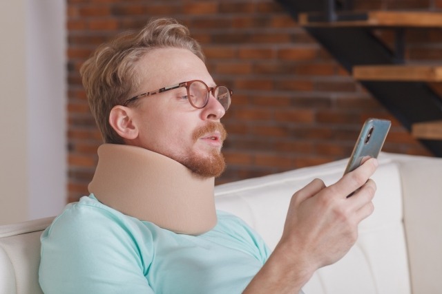 コルセットをしながらスマホを見る人