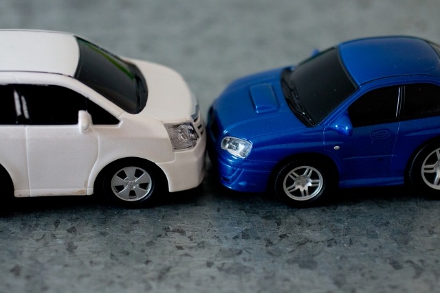 車のおもちゃが正面衝突している