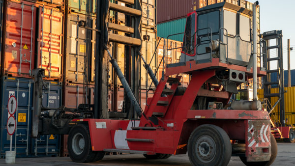 近畿の運送業M&A動向｜2026年の売却相場とドライバー不足対策について解説