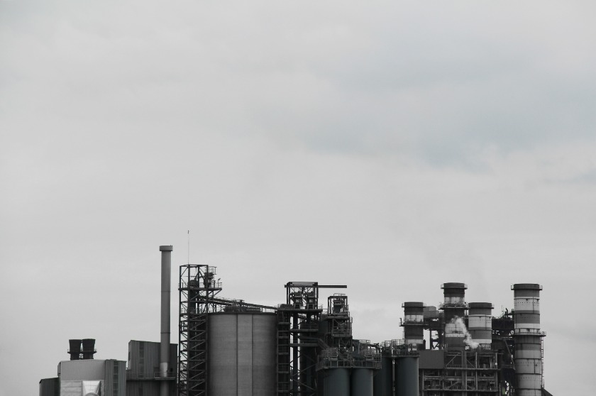 外から眺めた工場の風景