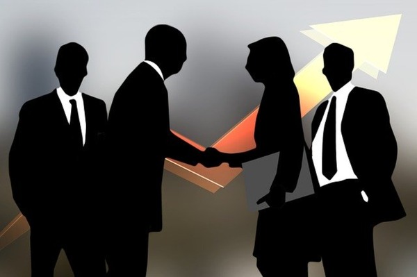 事業承継とは？中小企業の経営者が後継者に会社を譲り渡す方法やメリットを解説！