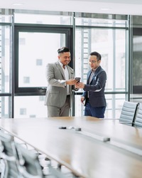 事業譲渡とは？株式譲渡との違いやメリット・手続きの流れと注意点を解説！