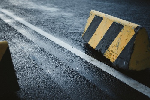 道路上に設置された注意を促すブロック