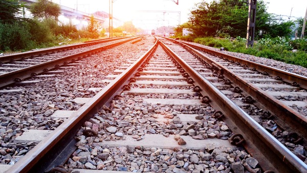 鉄道AIとは？運行管理・保守・安全対策への活用事例とメリット・課題を解説