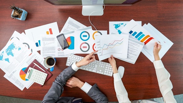 データドリブン経営とは？ KKDとの違い、メリットと課題、導入ステップ、成功事例を解説