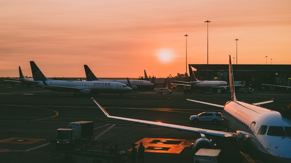 航空DXの最新動向｜ANA・JALの事例から課題・今後の予測まで解説