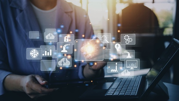 DX戦略とは？メリットや成功に導く5つの策定ステップ、企業事例を紹介