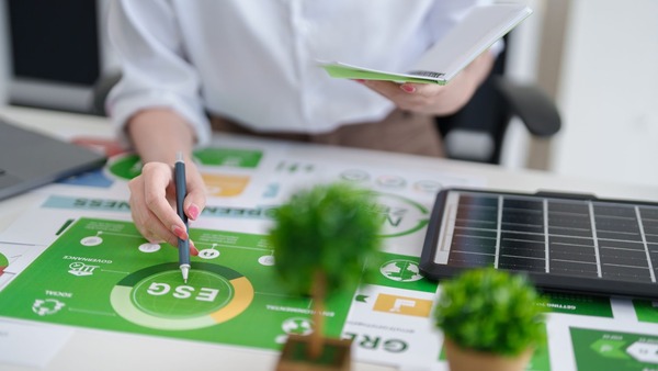ESGとは？SDGs・SRIとの違いから企業のメリット・課題まで徹底解説