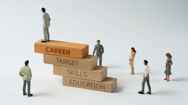 PMOのキャリアパス完全ガイド｜4つのキャリアプランと市場価値を高める方法を解説