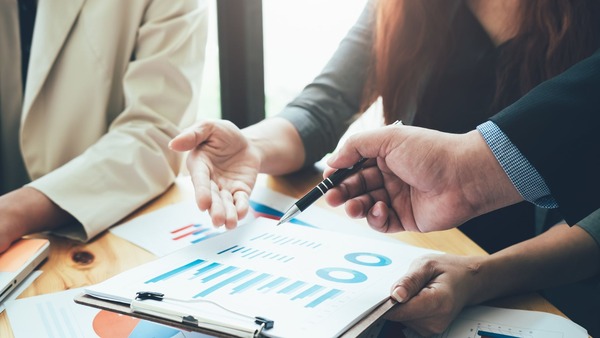 SEとPMの違いとは？仕事内容・スキル・年収を徹底比較【キャリアパスも解説】