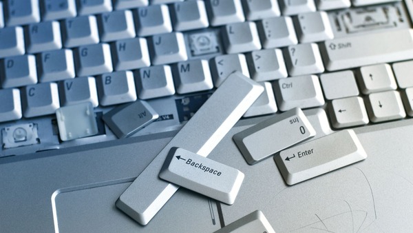 2025年の崖とは？ 経済産業省DXレポートが警鐘を鳴らす、レガシーシステムの問題点と対策を分かりやすく解説