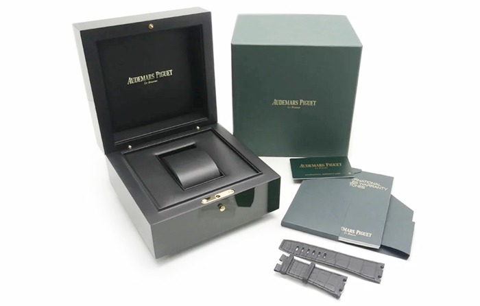 見分け方1:箱の色/質感の違い