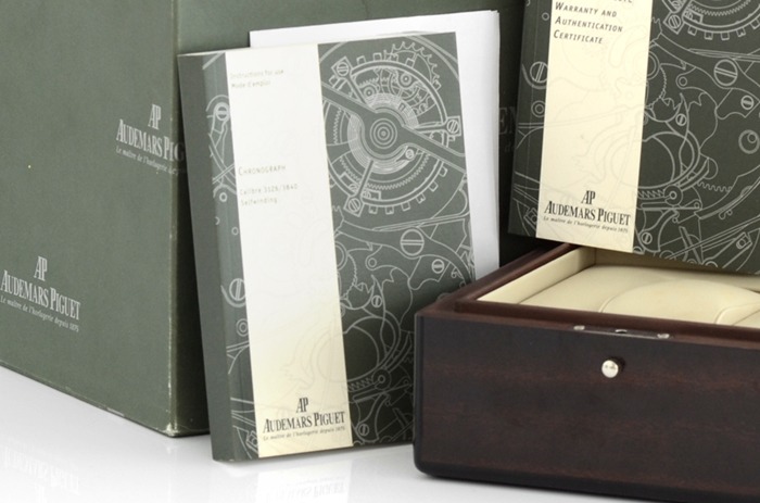 見分け方2:保証書の色の濃淡の違い