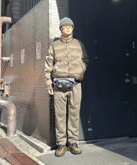 カーキ×フリースパンツ