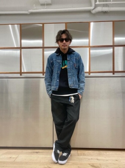 ③引き締めカラーを取り入れる