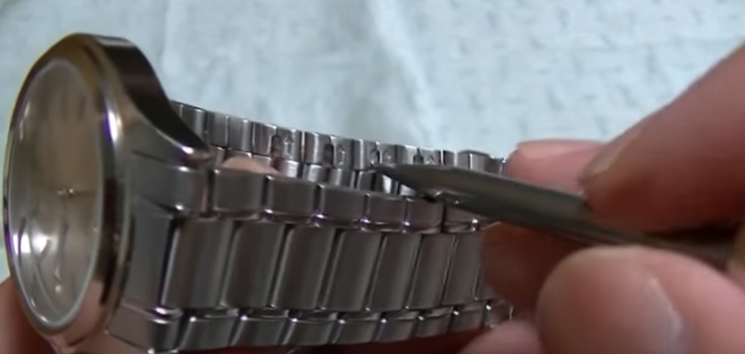 STEP1:コマの間に道具を入れてピンを外す