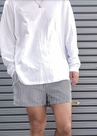 白Tシャツ×ストライプ水着