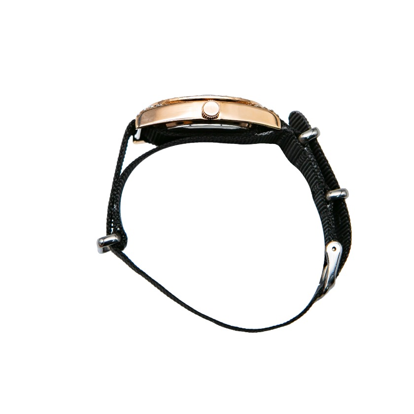 STEP1:かに目レンチで裏蓋を開ける