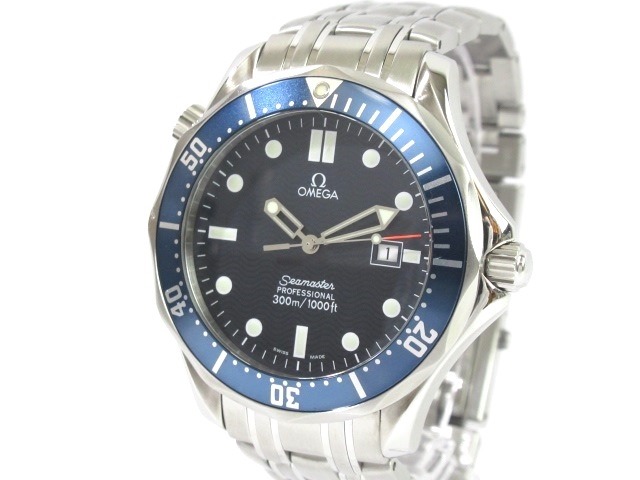 新宿区の時計店はさまざまなお店が立ち並ぶ