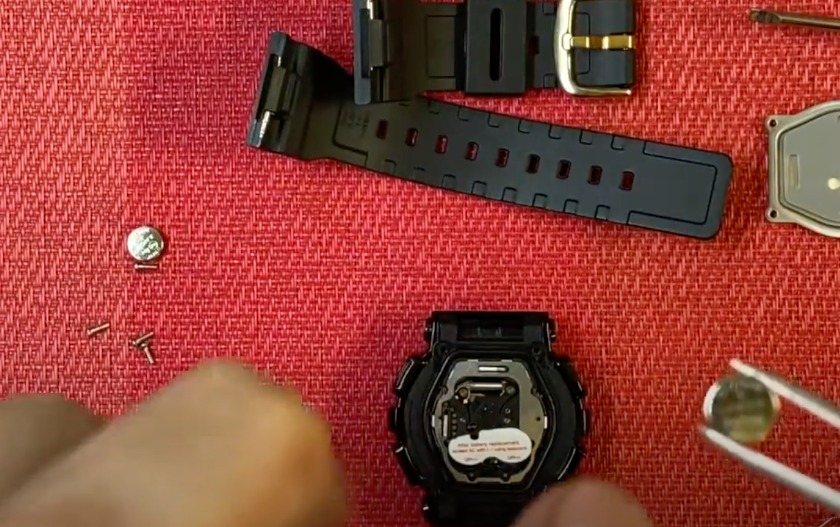 STEP2：電池の向きを確認し電池を入れる