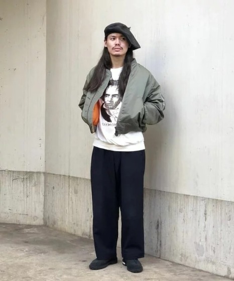 カーキ×プリントスウェットのアクセントコーデ