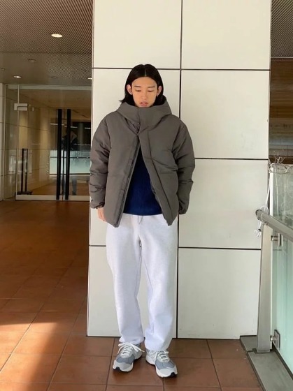 カーキ×白スウェット