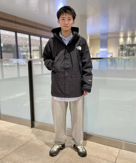 黒マウンテンパーカー春4