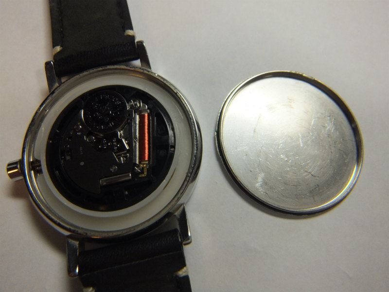 STEP2：ネジを外し電池取り出て交換する