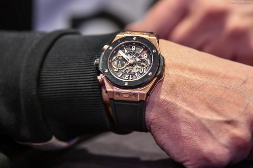 ウブロ(HUBLOT)の見分け方②風防の反射具合