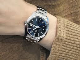 青緑色の文字盤カラーが洗練されたデザイン