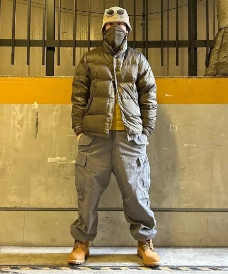 カーキ×カーゴパンツ