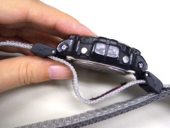 ベルトに時計を通す