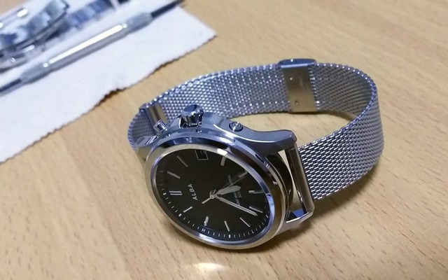 STEP1:バネ棒外しでバネを外す