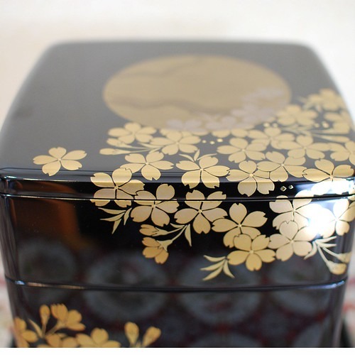 漆を施した文字盤が日本的