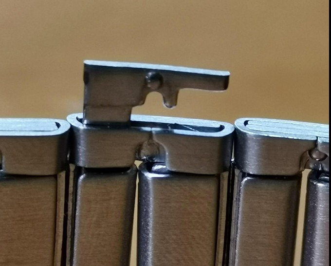 ②L型のピンを外側に抜く