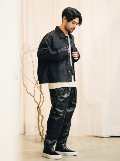 コーデ5：ブラック×レザーパンツ