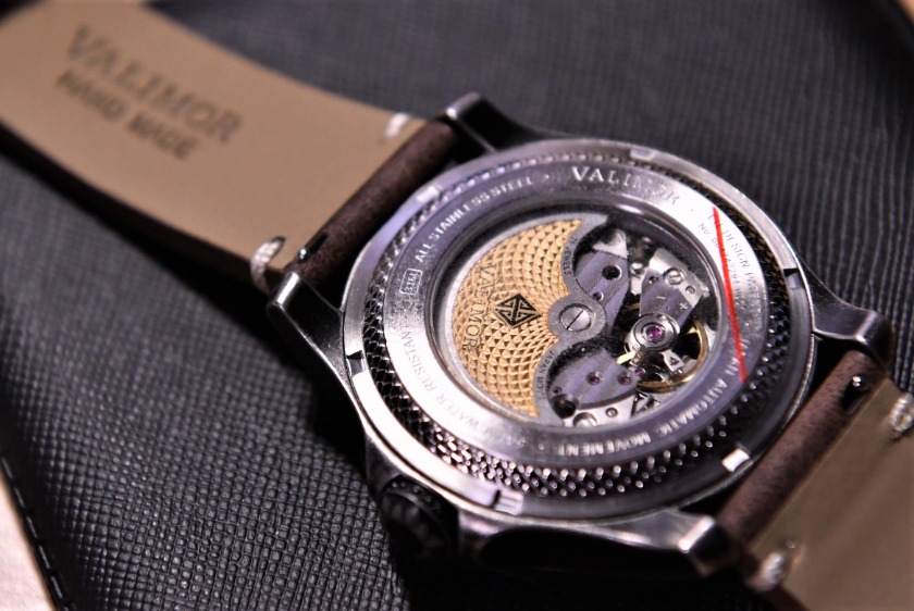 シースルーバックだから見える、戦士の斧のようなムーブメントの動き