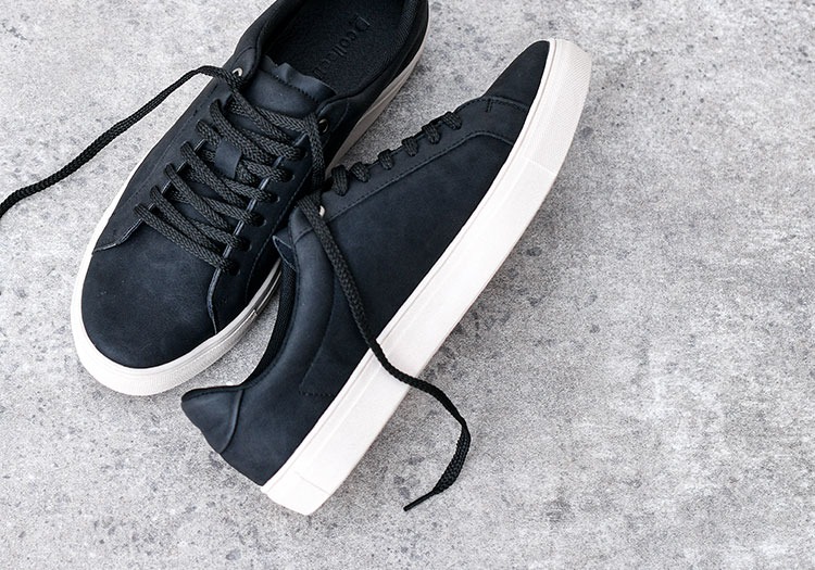 コーデ2：マリンルック×黒スニーカー